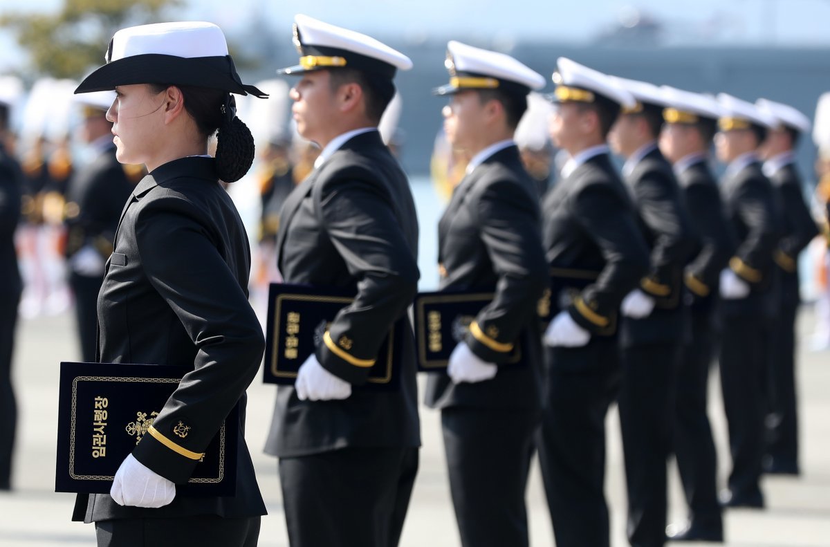 8일 오후 경남 창원시 진해구 해군사관학교 연병장에서 열린 제78기 해군사관생도 졸업·임관식에서 신임 장교들이 임관사령장을 들고 있다. 2024.3.8/뉴스1