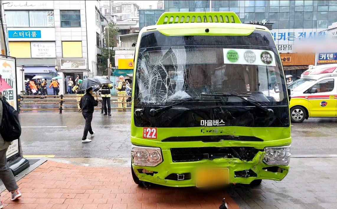 15일 오후 마을버스가 중앙선을 넘어 마주오던 차량과 충돌하는 교통사고가 발생했다. 성북소방서 제공