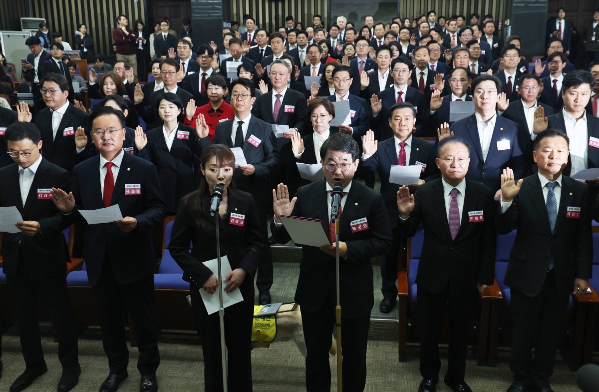 국민의힘과 국민의미래 당선자들이 16일 서울 여의도 국회에서 열린 제22대 국회 국민의힘·국민의미래 당선자총회에서 결의문 낭독을 하고 있다. 2024.4.16/뉴스1