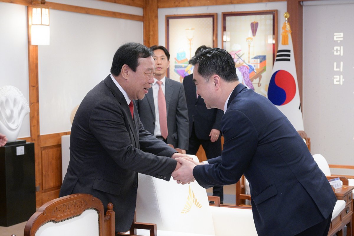 새로운미래 세종갑 김종민 당선인(오른쪽)이 16일 오전 세종시청을 방문해 최민호 시장과 악수를 나누고 있다. (세종시 제공) /