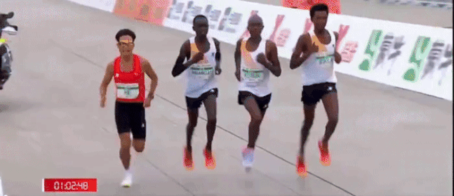 중국 베이징에서 열린 하프 마라톤 대회에서 외국 선수들이 중국 선수의 우승을 위해 일부러 속도를 늦추는 모습이 포착돼 승부 조작 의혹이 일었다. 사진=X 갈무리 ⓒ뉴시스