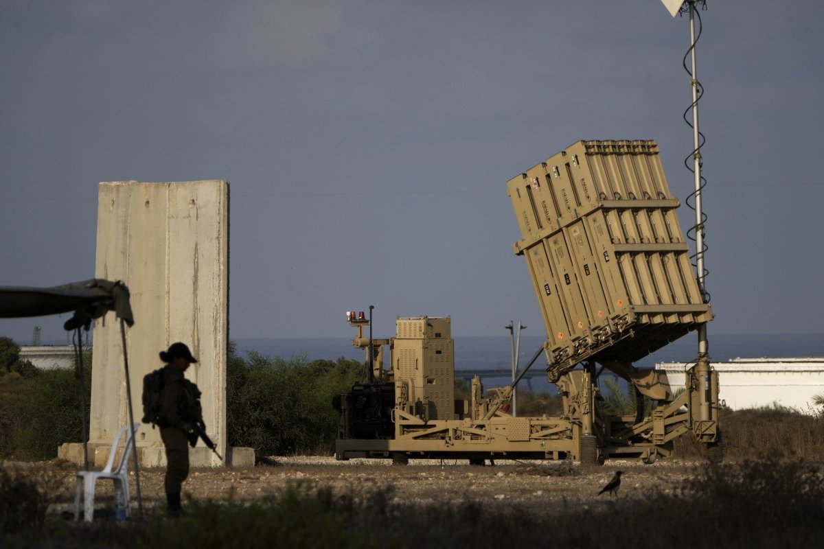 2022년 8월7일 이스라엘 남부 아슈켈론에 배치된 이스라엘의 아이언돔 미사일 방어 시스템 모습.  2024.04.14. 아슈켈론(이스라엘)=AP/뉴시스