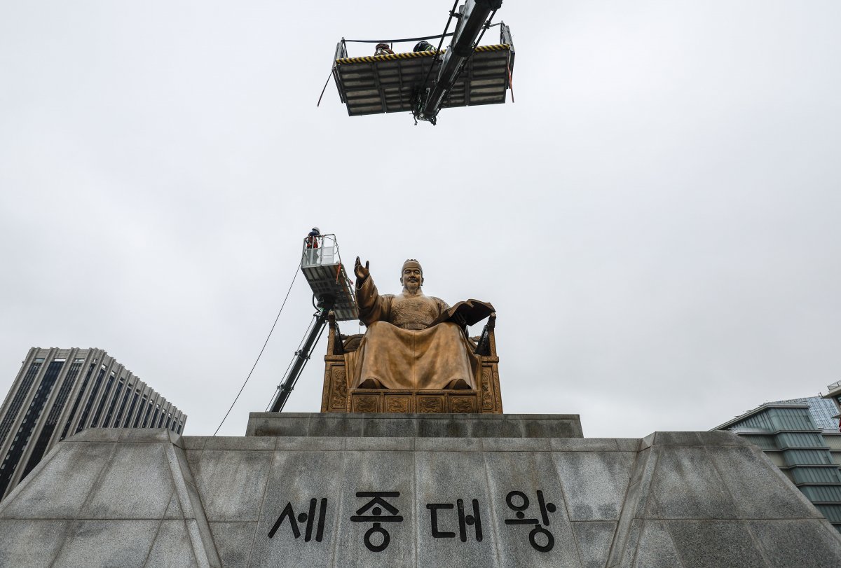 서울시 관계자들이 16일 오전 서울 세종대로 광화문 광장에서 세종대왕 동상을 세척하고 있다. 최근 황사와 미세먼지로 묵은 때가 동상을 두껍게 덮고 있어 세척 작업은 총 4단계(먼지 제거·세척·이물질 제거·코팅)로 이뤄진다. (공동취재) 2024.4.16