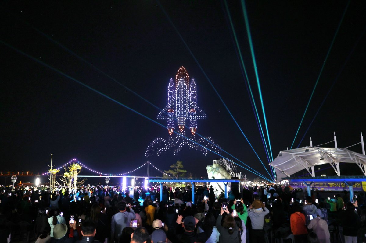13일 밤 전남 고흥군 녹동항에서 우주선이 날아가는 모습을 형상화한 드론쇼가 펼쳐지고 있다. 고흥군 제공