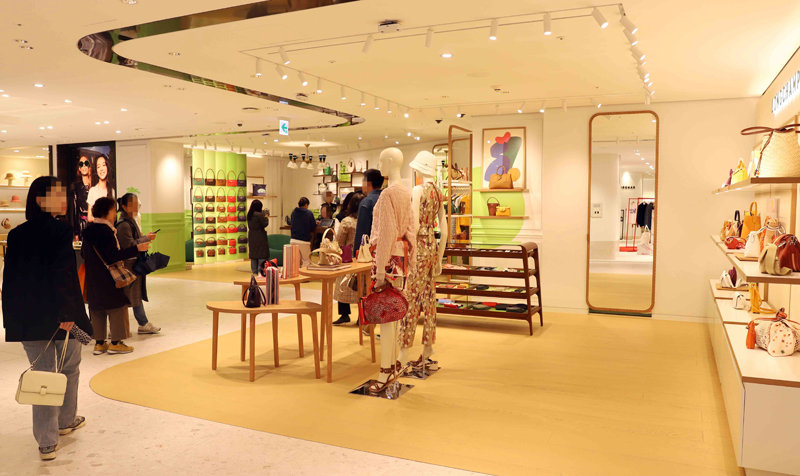 신세계 타임스퀘어점 2층 해외 컨템퍼러리 전문관이 새 단장을 하며 문을 열었다. 최근 20, 30대 사이에서 뜨거운 인기를 얻고 있는 해외 패션 브랜드를 대거 유치해 ‘MZ’ 고객 공략에 본격적으로 나서겠다는 계획이다.