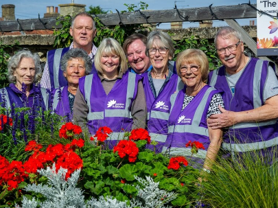 정원 자원봉사자(가든 볼런티어)로 활동하는 영국인들. 영국엔 정원을 중심으로 하는 지역사회 봉사활동이 활성화돼 있다. 사진 출처 영국왕립원예협회 홈페이지