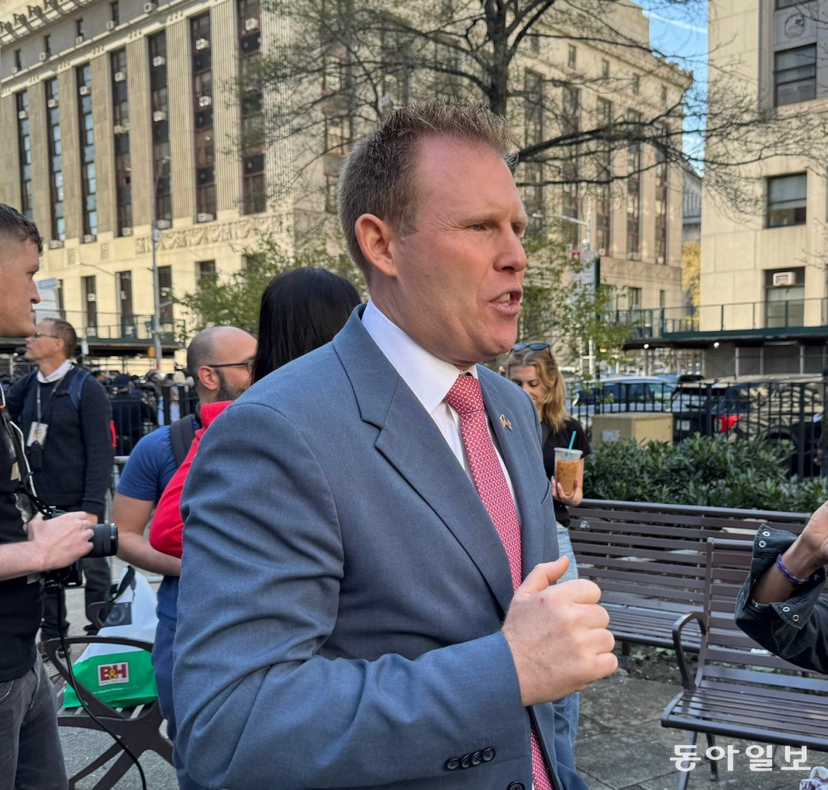 15일(현지 시간) 미국 뉴욕 맨해튼지방법원 앞에서 트럼프의 변호사 루디 줄리아니의 아들 앤드류 줄리아니가 “편향된 배심원만 없다면 트럼프는 반드시 이길 것”이라고 말하고 있다. 뉴욕=김현수 특파원 kimhs@donga.com