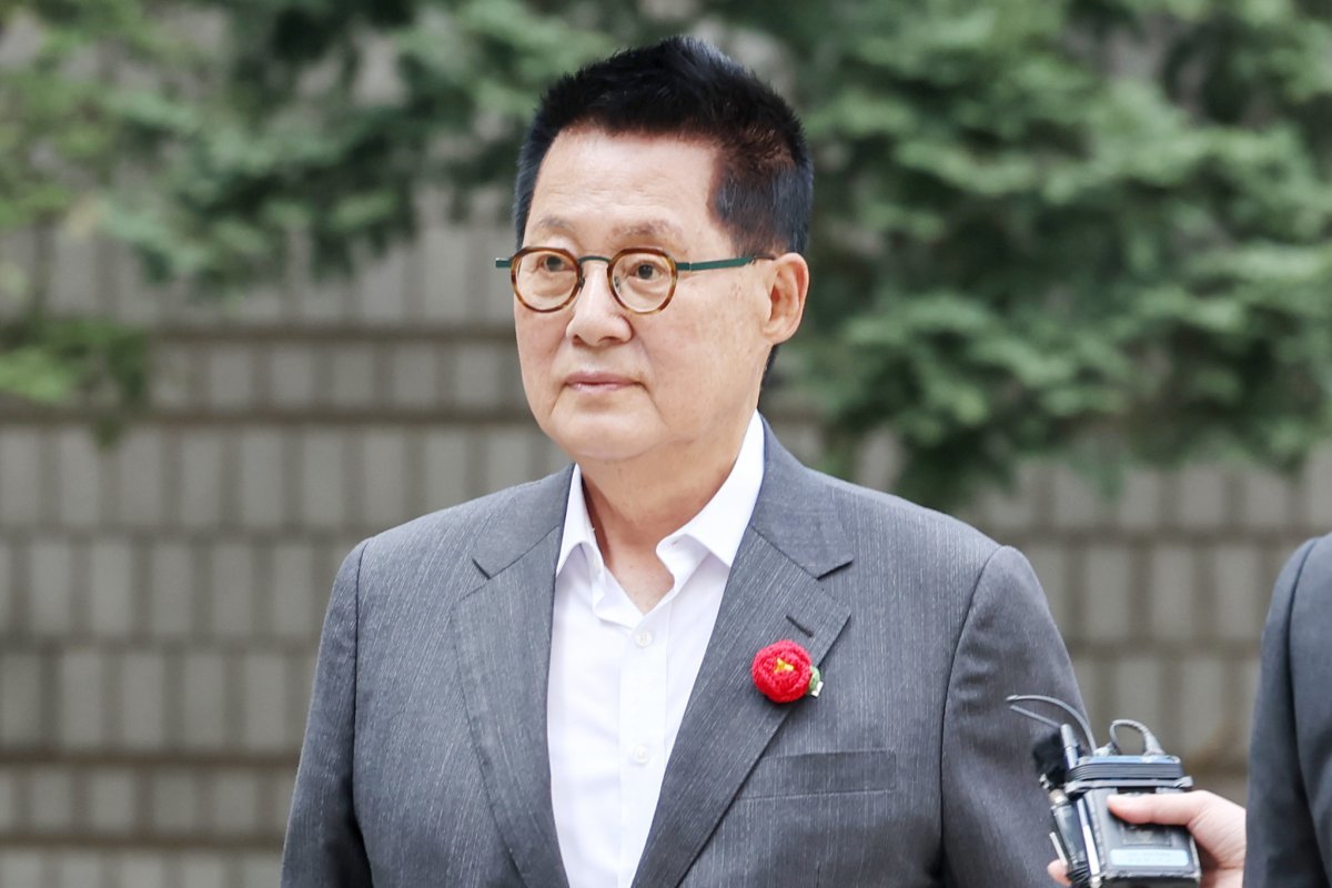 박지원 더불어민주당 국회의원 당선인(전남 해남군완도군진도군)이 12일 오전 서울 서초구 서울중앙지법에서 열린 ‘서해 공무원 피살 사건’ 관련 공판에 출석하고 있다. 2024.4.12. 뉴스1