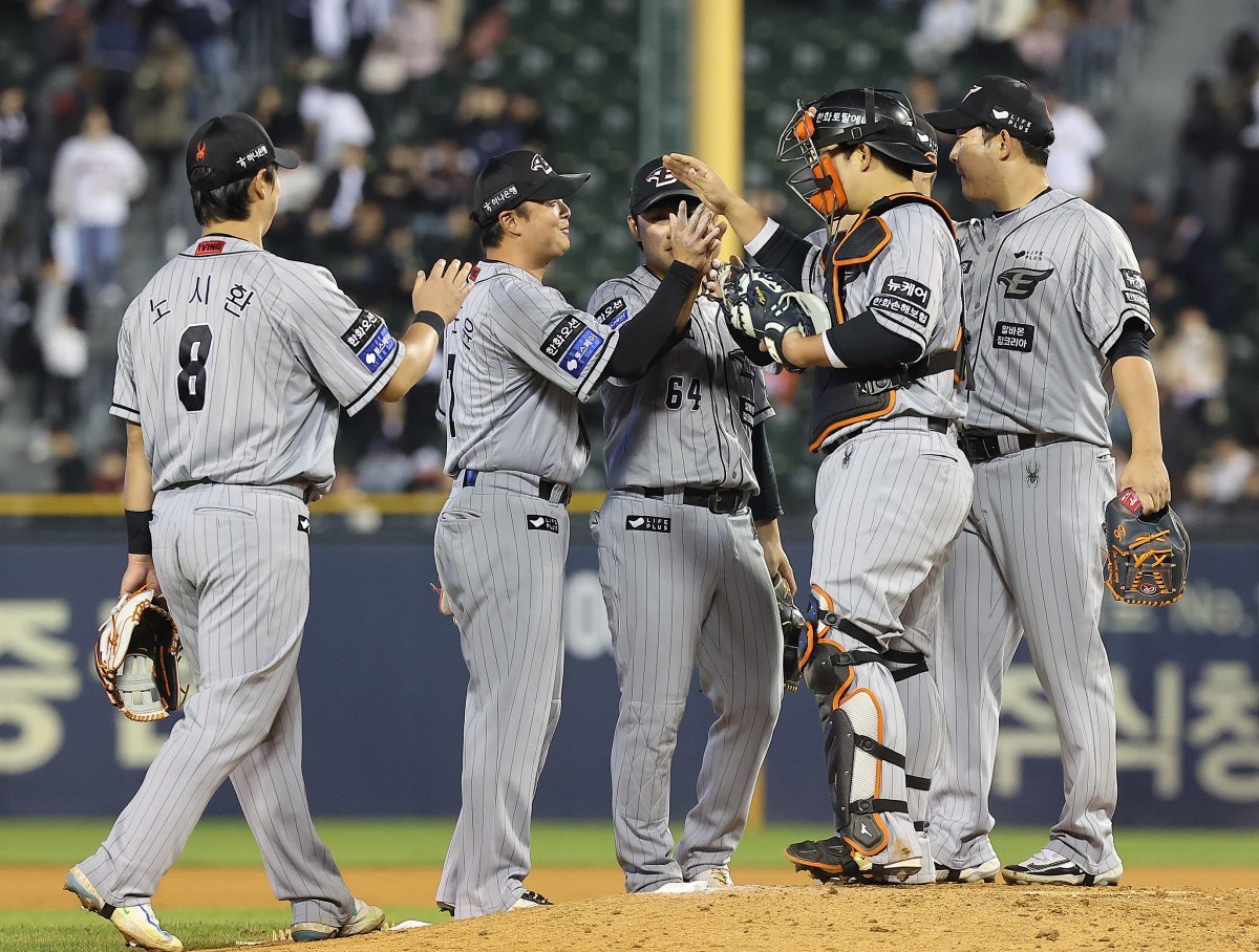 In the '2024 Shinhan SOL Bank KBO League' game between Hanwha Eagles and Doosan Bears held at Jamsil Baseball Stadium in Songpa-gu, Seoul on the 11th, Hanwha players are sharing their joy after escaping their 5-game losing streak with a 3-0 win. Meanwhile, Ryu Hyun-jin, who appeared as a starter on this day, threw 94 pitches through 6 innings, allowing 1 hit, 2 walks, 8 strikeouts, and no runs, becoming a winning pitcher 4,216 days after the Doosan game on September 25, 2012. 2024.4.11/News 1