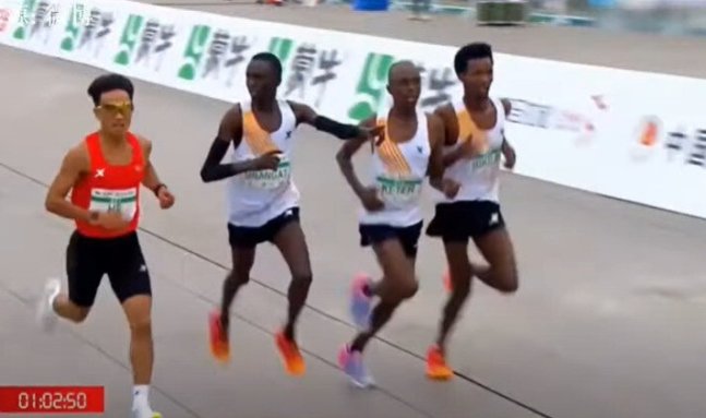 아프리카 선수가 중국 선수를 바라보며 먼저 가라는 자세를 취하고 있다. X, 웨이보 영상 갈무리