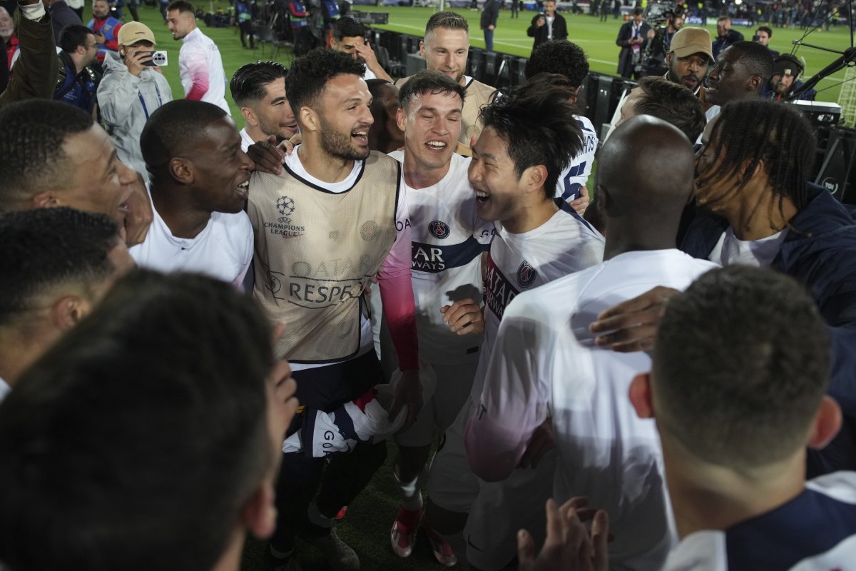 On the 17th, Paris Saint-Germain's Lee Kang-in (second from the right) is celebrating with his teammates after successfully advancing to the semifinals of the UEFA Champions League. Barcelona = AP Newsis
