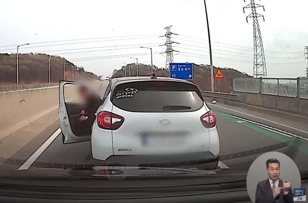 고속도로에서 급정거하고 뒤차 운전자를 폭행한 A 씨. MBC 뉴스 유튜브 캡처