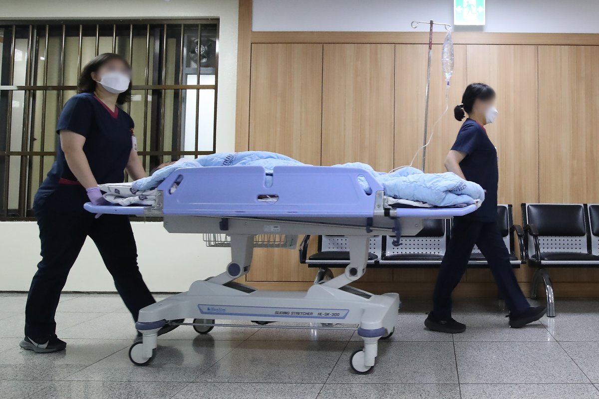 의대 증원을 둘러싼 의정갈등이 계속되는 가운데 8일 대구의 한 대학병원에서 간호사가 환자를 태운 침상을 옮기고 있다. 2024.4.8/뉴스1