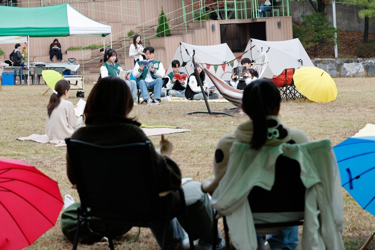 성균관대학교 학생들이 26일 오후 서울 종로구 성대 인문사회과학캠퍼스 금잔디광장에서 열린 2023학년도 2학기 북 피크닉 행사에 참여해 책을 읽고 있다. 2023.10.26/뉴스1