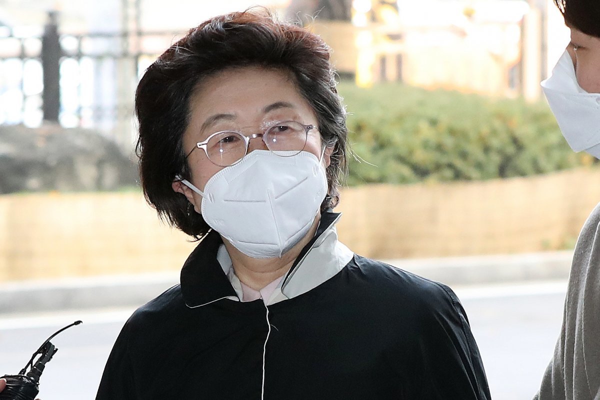 이은재 전 의원이 패스트트랙 충돌 사태 재판을 받기 위해 서울남부지법에 들어서고 있다. 2020.11.16/뉴스1