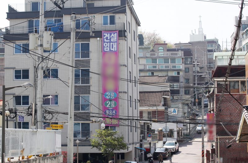 서울의 한 주택단지 빌라 벽면에 건설임대를 광고하는 현수막이 걸려있다. 뉴시스