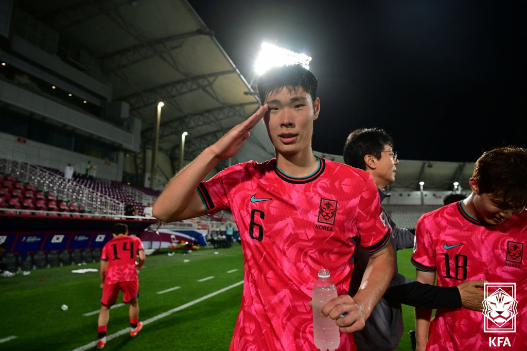 23세 이하(U23) 축구 대표팀 이영준이 17일(한국시간) 카타르 도하 압둘라 빈 칼리파 스타디움에서 열린 2024 아시아축구연맹(AFC) U23 아시안컵 B조 조별리그 1차전 UAE와의 경기를 마친 후 세리머니를 하고 있다. (축구협회 제공) 2024.4.17 뉴스1