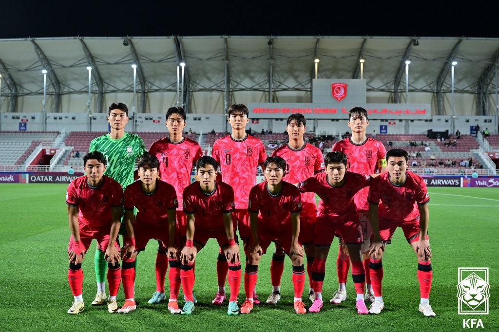 23세 이하(U23) 축구 대표팀 선수들이 17일(한국시간) 카타르 도하 압둘라 빈 칼리파 스타디움에서 열린 2024 아시아축구연맹(AFC) U23 아시안컵 B조 조별리그 1차전 UAE와의 경기에서 기념 촬영을 하고 있다. (축구협회 제공) 2024.4.17 뉴스1