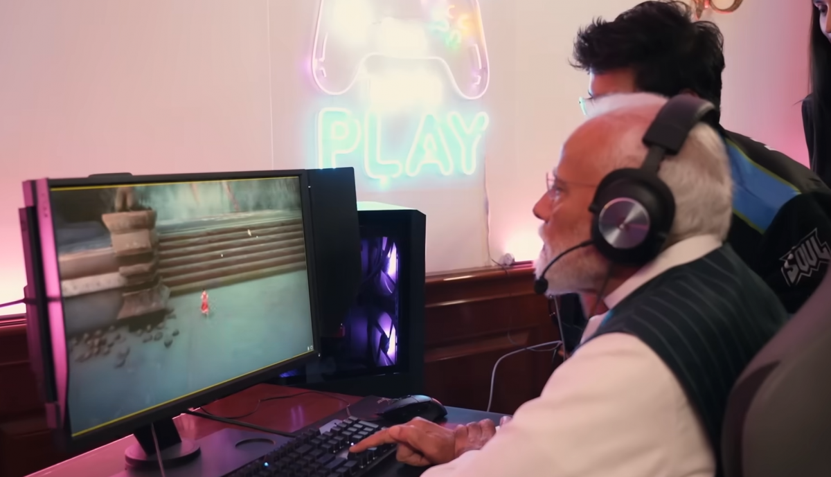 11일 나렌드라 모디 인도 총리가 헤드셋을 착용하고 온라인 게임을 하고 있다. 이 모습은 모디 총리가 프로게이머, 게임 크리에이터 등 20대 인도인 7명을 초대해 대담을 나눈 32분짜리 영상에 담겼다. 유튜브 화면 캡처
