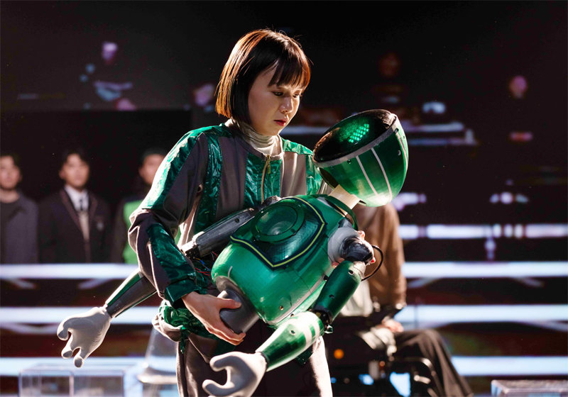연극 ‘천 개의 파랑’에서 휴머노이드 콜리 역을 나눠 맡은 배우 김예은(왼쪽)과 로봇. 국립극단 제공