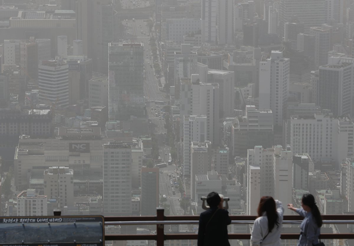 황사의 영향으로 부산지역 미세먼지 농도가 이틀째 ‘매우 나쁨’ 수준을 보인 18일 오후 부산 황령산 봉수대 전망대에서 바라본 도심이 미세먼지에 덮여 뿌옇게 보이고 있다. 2024.4.18. 뉴스1