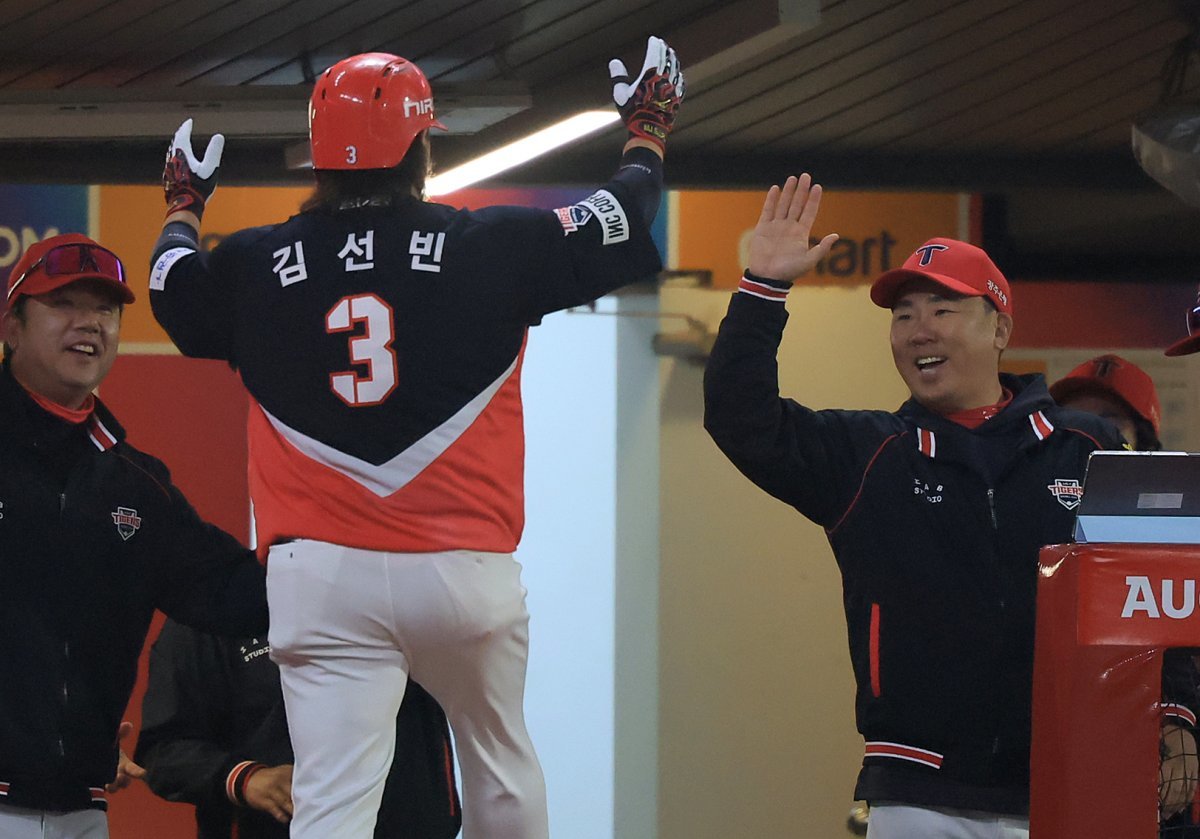 16일 오후 인천시 미추홀구 문학동 SSG랜더스필드에서 열린 프로야구 ‘2024 신한 SOL 뱅크 KBO리그’ KIA 타이거즈와 SSG 랜더스의 경기, 7회초 2사 KIA 김선빈이 SSG 고효준을 상대로 동점 솔로홈런을 친 뒤 이범호 감독(오른쪽)의 축하를 받고 있다. 2024.4.16 뉴스1