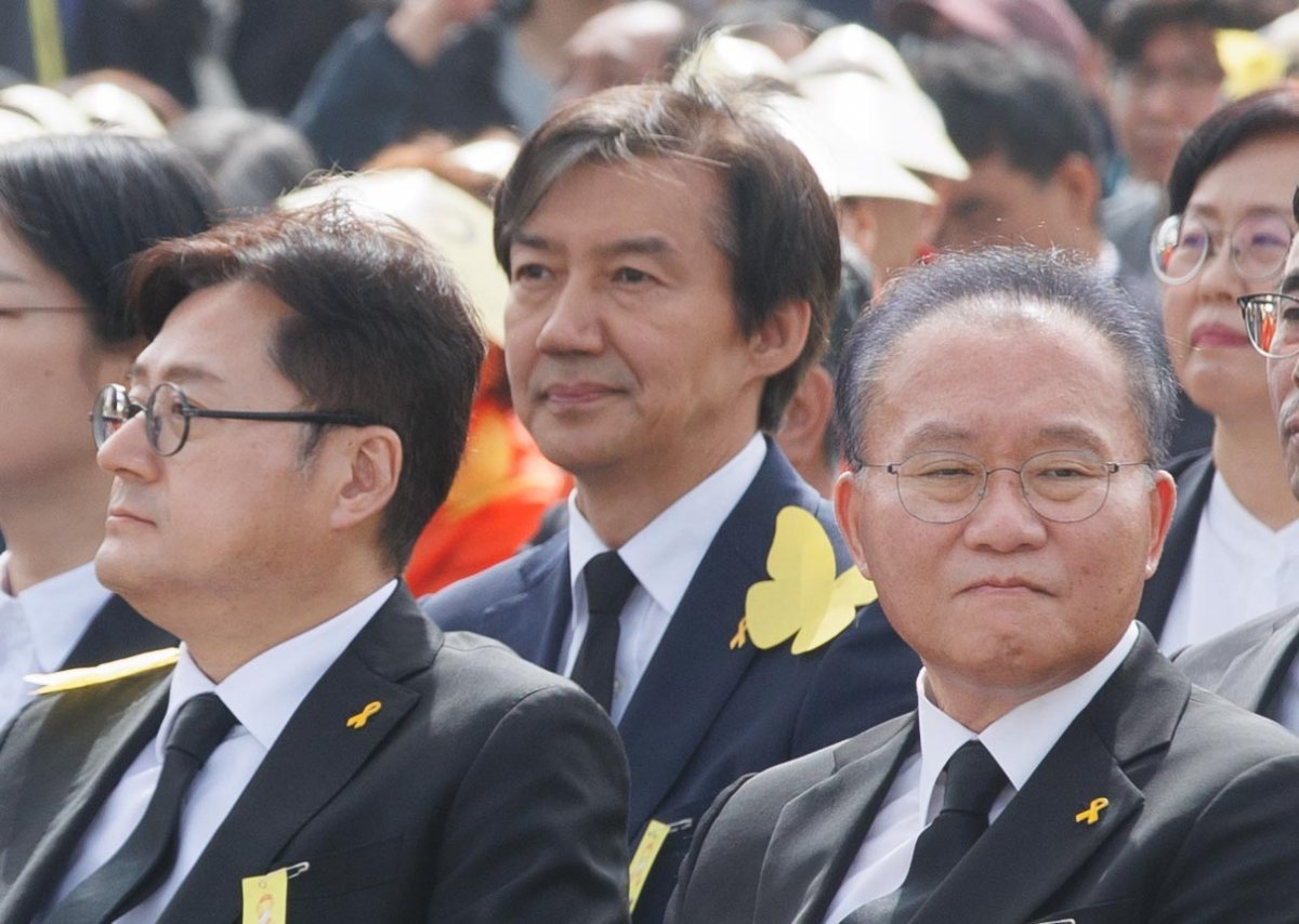 홍익표 더불어민주당 원내대표(왼쪽부터), 조국 조국혁신당 대표, 윤재옥 국민의힘 원내대표 겸 당대표 권한대행이 16일 오후 경기 안산시 화랑유원지 제3주차장에서 열린 4.16세월호참사 10주기 기억식에 참석해 있다. 사진공동취재단