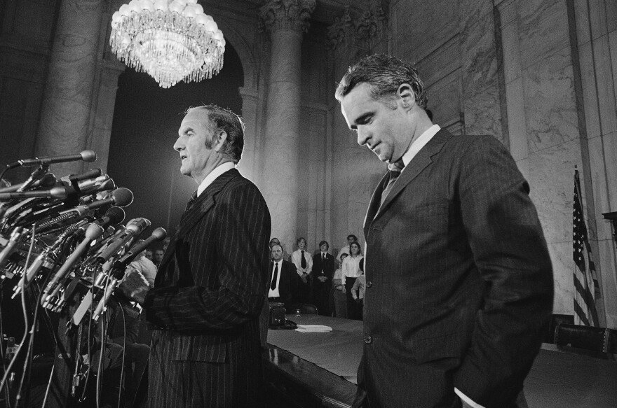 1972년 대선 때 토머스 이글턴 민주당 부통령 후보(오른쪽)의 사퇴 기자회견. 민주당전국위원회(DNC) 홈페이지