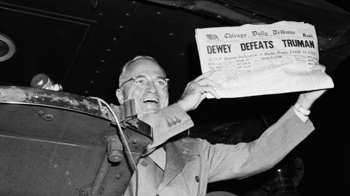 1948년 대선 때 ‘듀이가 트루먼을 이겼다’ 오보를 낸 신문을 들고 웃는 해리 트루먼 대통령. 해리 트루먼 대통령 도서관 홈페이지