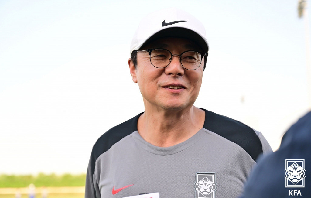 23세 이하(U-23) 축구 대표팀 황선홍 감독이 18일(현지시간) 카타르 도하 알레르살 훈련장에서 진행된 회복 훈런에서 취재진 질문에 답하고 있다. 대한축구협회 제공 2024.4.19 뉴스1