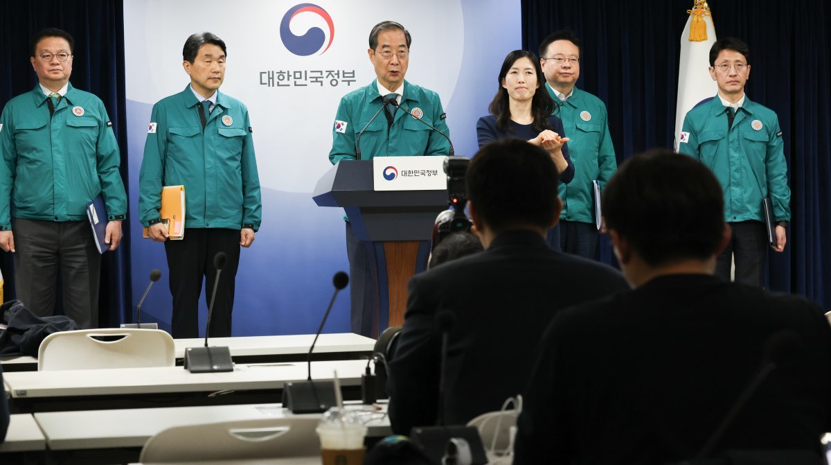 한덕수 국무총리가 19일 서울 종로구 정부서울청사에서 열린 의대증원 관련 특별 브리핑에서 거점국립대 총장 건의에 대한 정부입장을 발표하고 있다. 왼쪽부터 방기선 국무조정실장, 이주호 부총리 겸 교육부 장관, 한 총리, 조규홍 보건복지부 장관, 김윤상 기획재정부 2차관. 2024.4.19/뉴스1