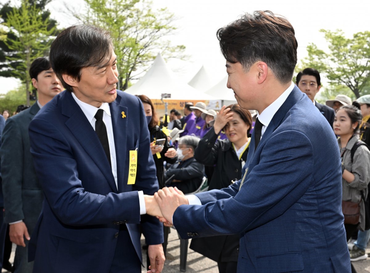 조국 조국혁신당 대표(왼쪽)와 이준석 개혁신당 대표가 16일 오후 경기도 안산시 단원구 화랑유원지 인근에서 열린 세월호참사 10주기 기억식에서 만나 인사를 하고 있다. 사진공동취재단 2024.4.16