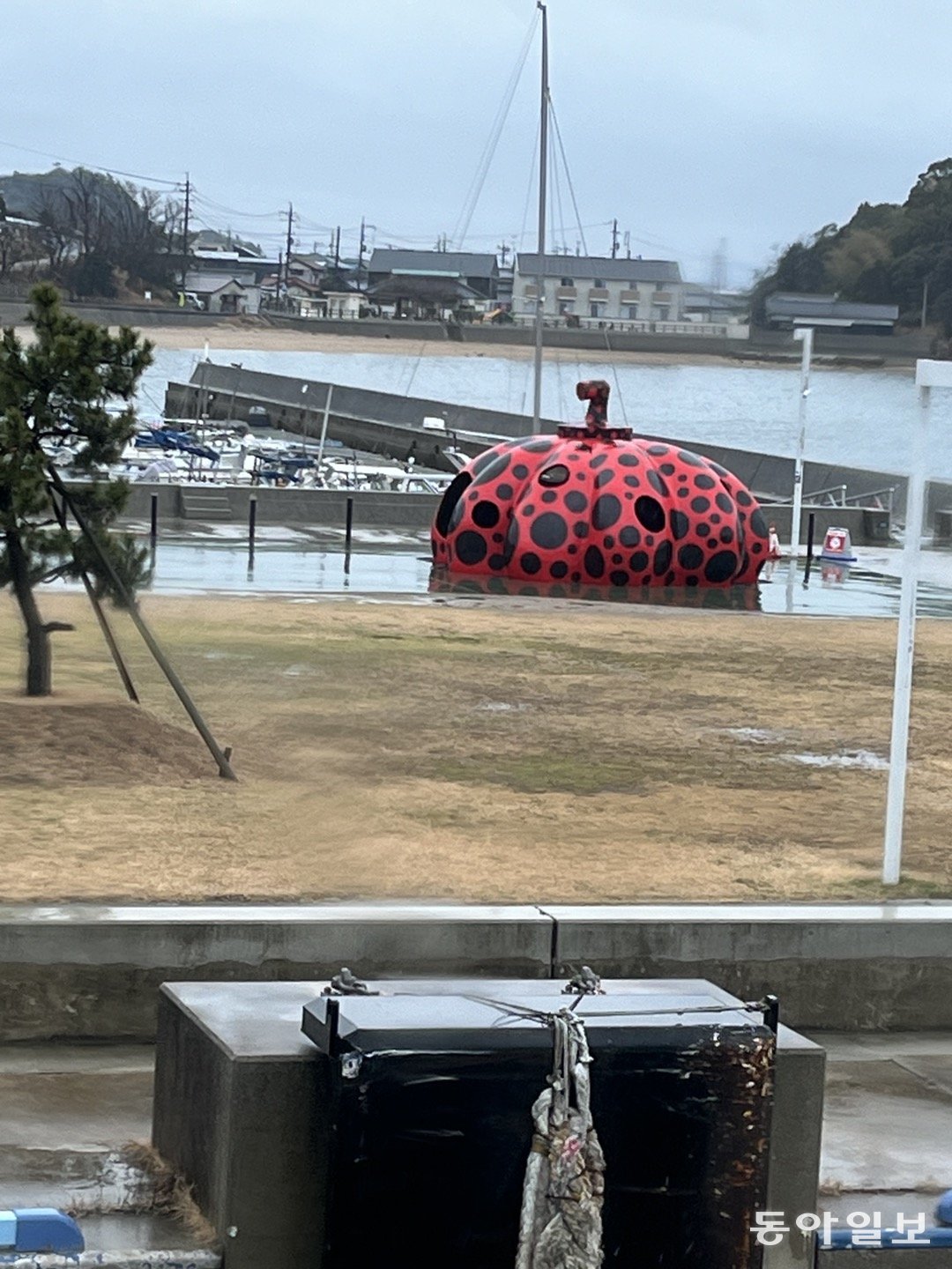 가가와현 다카마쓰 항에서 페리를 타면 닿는 선착장 미야우라 항 부두에 설치된 쿠사마 야요이의 작품 빨간 호박. 나오시마=서영아 기자 sya@donga.com