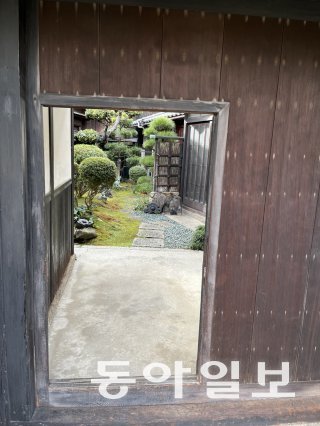 나오시마의 골목골목을 다니다보면 예쁘게 가꾼 정원을 행인들이볼 수 있도록 대문을 열어놓은 집이 적지 않다. 나오시마 서영아 기자 sya@donga.com