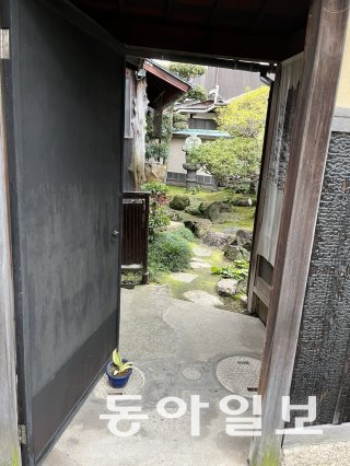 A home with its front door open so that passers-by can see the garden.  Naoshima = Reporter Seo Young-ah sya@donga.com