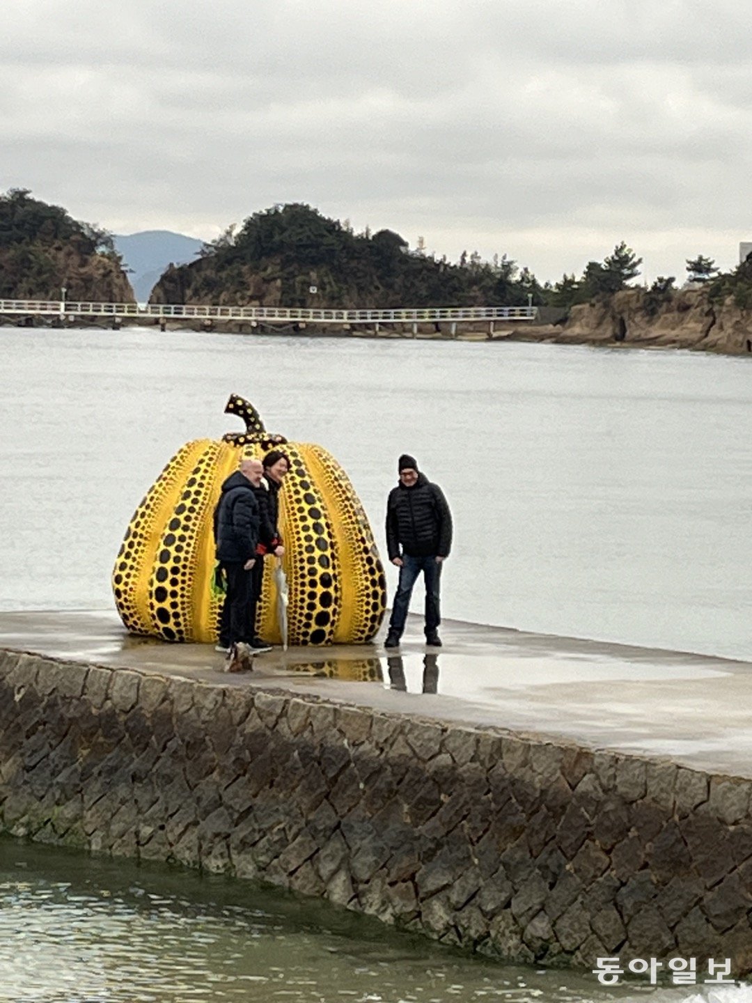 Yayoi Kusama's yellow pumpkin lying on the dock.  It often becomes a photo spot for tourists.  Because of the location, there are often reports of pumpkins being swept away by typhoons.  Naoshima = Reporter Seo Young-ah sya@donga.com