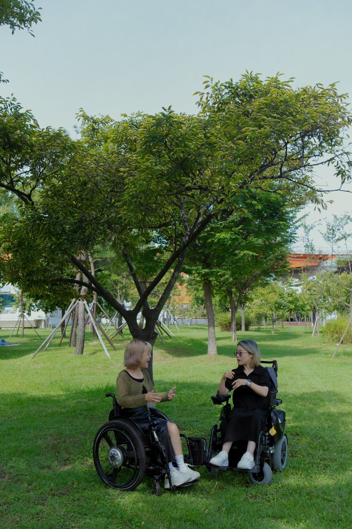 신간 ‘우리의 활보는 사치가 아니야’의 저자 김지우 씨(왼쪽)가 선천성 뇌성마비를 가진 40대 여성 박다온 씨와 대화하고 있다. 
저자는 “휠체어를 탄 여성들을 더 많이 만나고 싶다”는 열망을 갖고 여성 장애인 6명을 인터뷰했다. 휴머니스트 제공