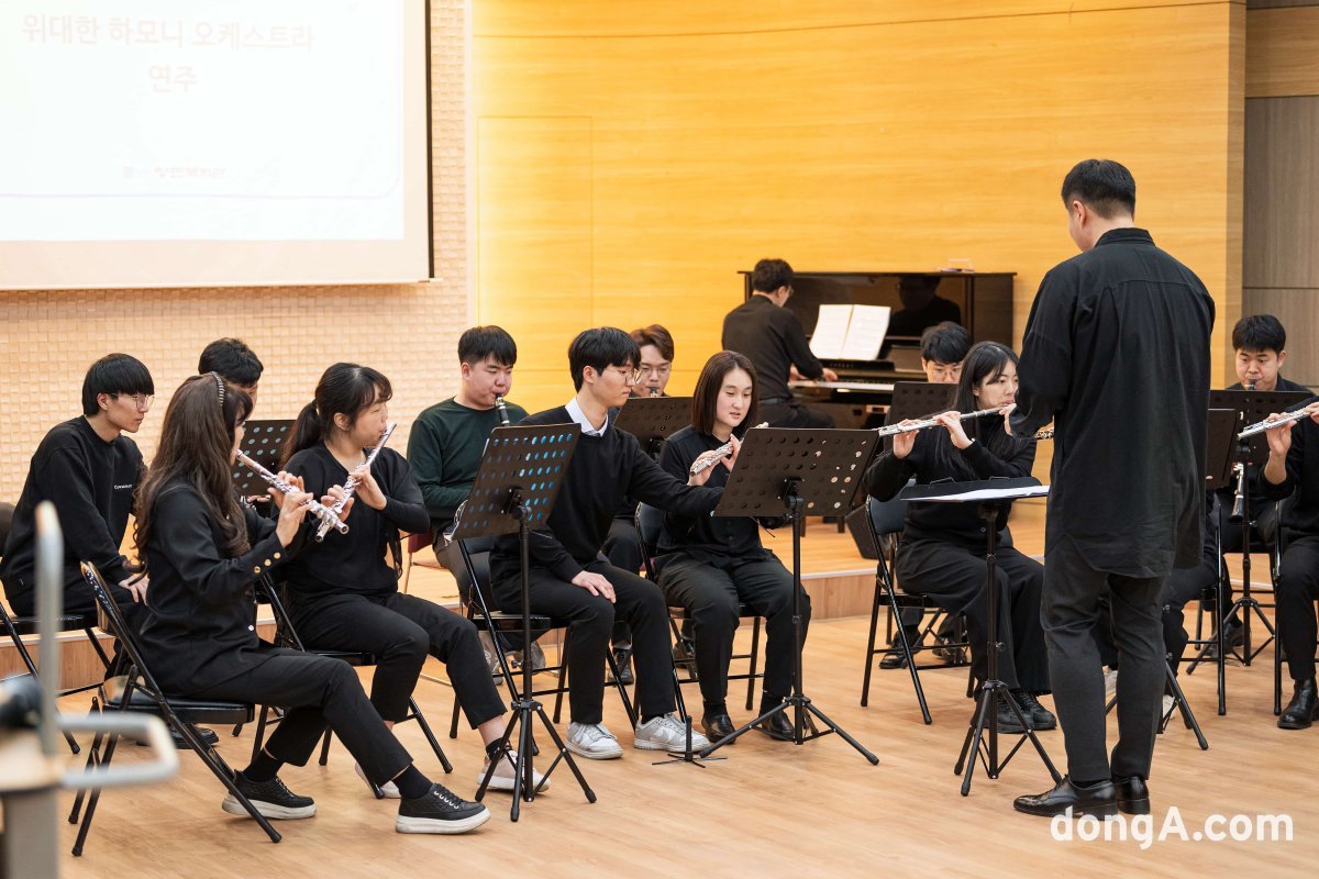 야마하뮤직코리아가 4월 20일 장애인의 날을 드럼 2종을 기부했다. 공연을 펼치고 있는 성민성민복지관 ‘위대한 하모니 오케스트라’ 단원들.