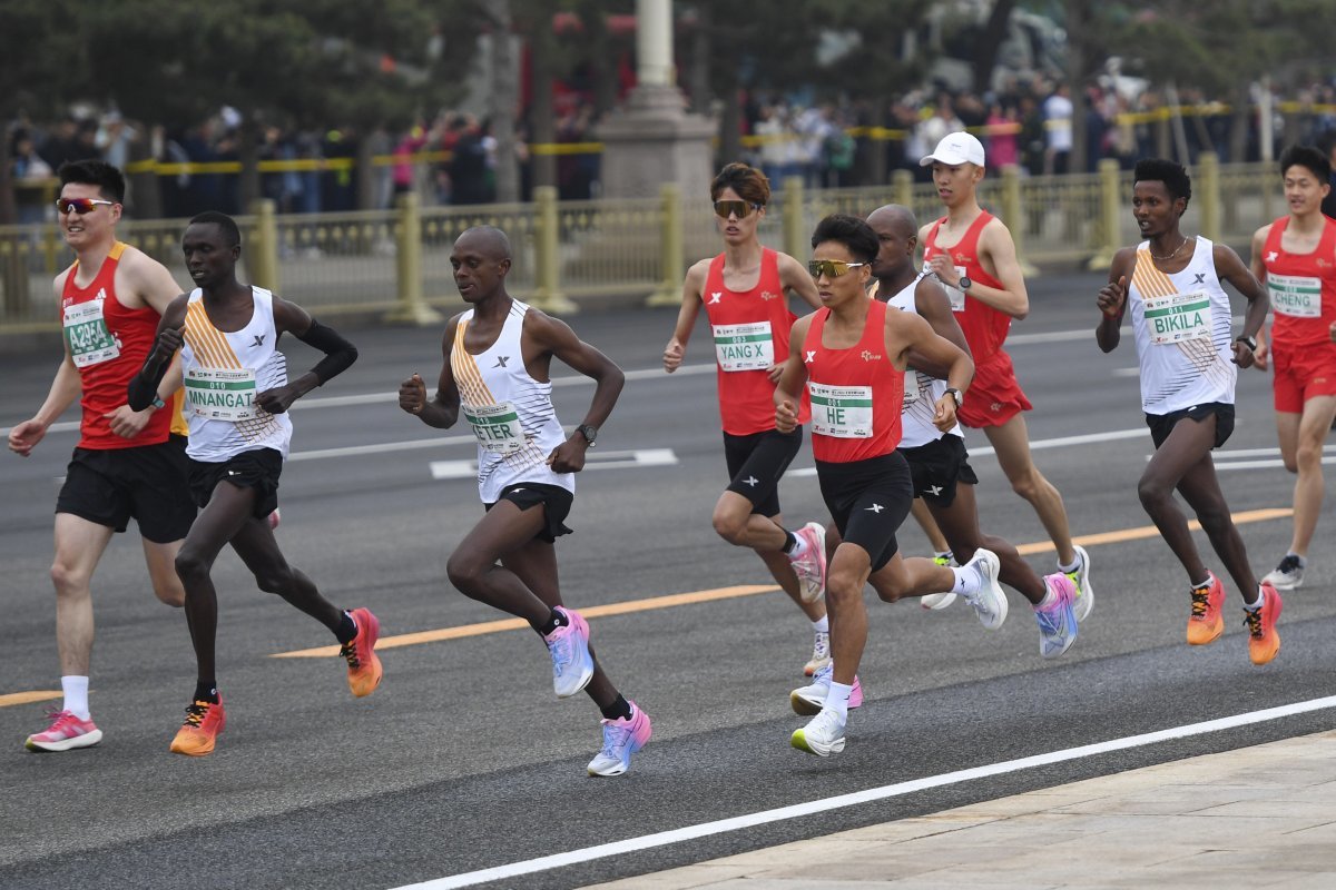 Heo Je, who won the Beijing Half Marathon on the 14th, slowed down right before the finish line to allow He Je to overtake him, and the three African marathoners who finished in second place were stripped of their medals. [Bangkok (Thailand) = AP/Newsis]