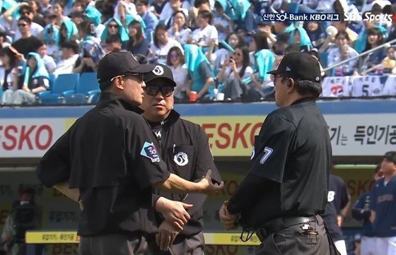 The referees who caused controversy over the decision in the NC-Samsung match on the 14th. (SBS Sports broadcast screen capture)