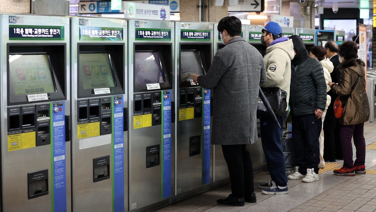 지하철 이용객들이 20일 서울 중구 서울역에서 일회용 승차권을 구매하고 있다.  2024.2.20/뉴스1