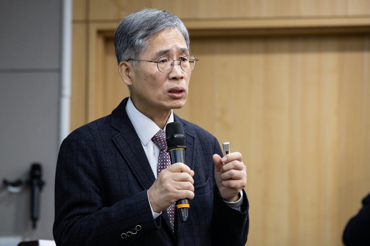 신평 변호사가 14일 서울 여의도 국회 의원회관에서 열린 국민의힘 공부모임 ‘혁신24 새로운 미래’에서 ‘국정우선과제로서의 사법시스템 정비’를 주제로 강연하고 있다. 2022.12.14/뉴스1