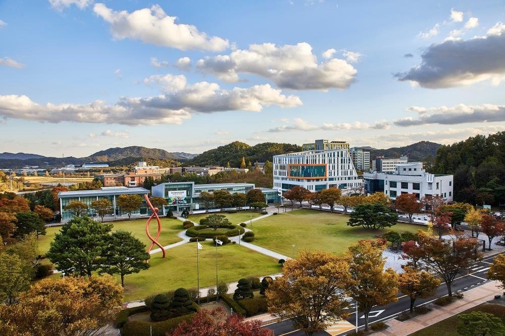 한국기술교육대는 2023년 공공기관 고객만족도 조사에서 2년 연속 우수기관으로 선정됐다고 21일 밝혔다. 사진은 충남 천안시 동남구에 있는 제1캠퍼스 전경. 한국기술교육대 제공