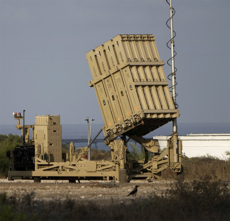 이스라엘 남부 아스글론에 배치돼 있는 ‘아이언 돔’ 미사일 요격 시스템 포대. 아스글론=AP 뉴시스