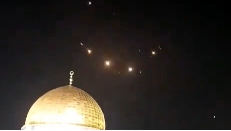 13일 예루살렘의 알아크사 모스크 위로 이란이 발사한 미사일이 이스라엘 방공망에 의해 요격되고 있다.   X 캡처