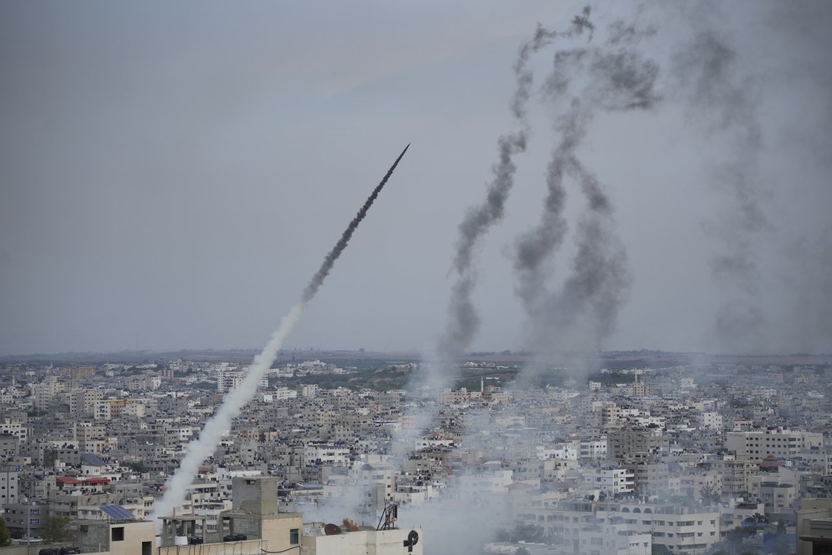 가자지구의 하마스가 이스라엘을 향해 발사한 로켓포.   AP=뉴시스