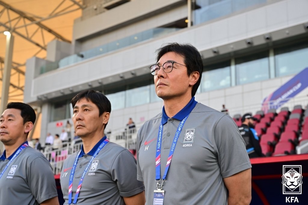 황선홍 U-23 대한민국 축구 국가대표팀 감독이 19일 오후(현지시간) 카타르 도하 압둘라 빈 칼리파 스타디움에서 열린 2024 아시아축구연맹(AFC) U-23 아시안컵 조별리그 B조 2차전 한국과 중국의 경기를 지켜보고 있다. (대한축구협회 제공) 2024.4.20