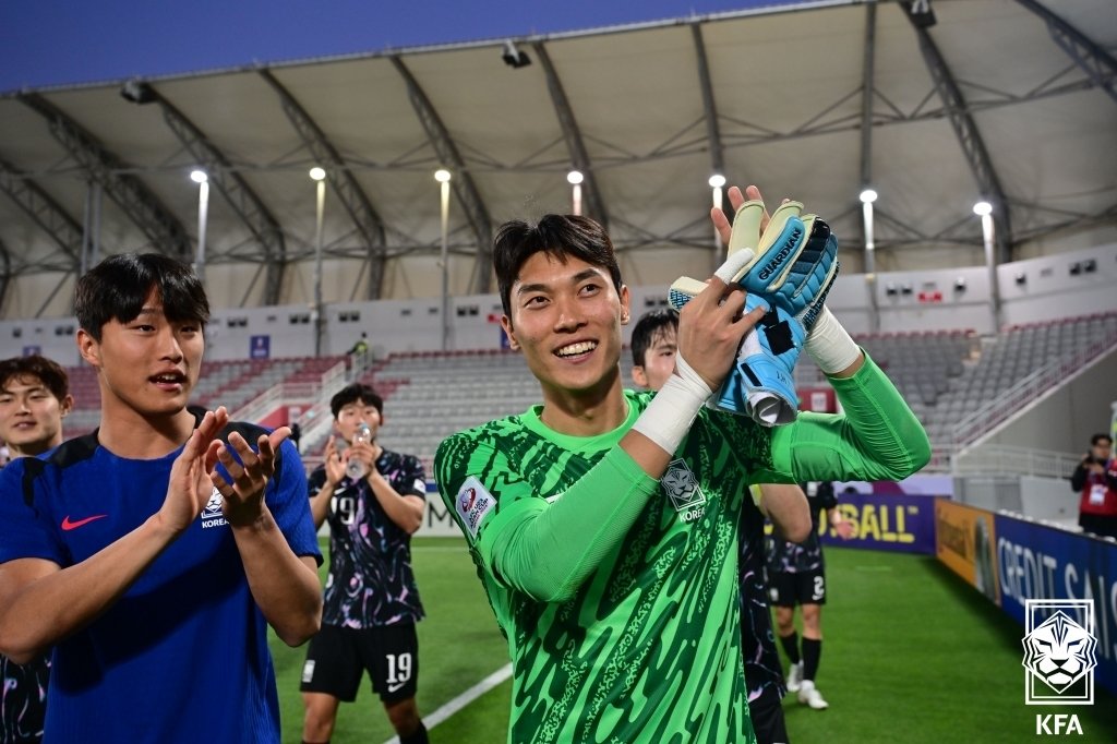 대한민국 축구 국가대표팀 골키퍼 김정훈을 비롯한 선수들이 19일 오후(현지시간) 카타르 도하 압둘라 빈 칼리파 스타디움에서 열린 2024 아시아축구연맹(AFC) U-23 아시안컵 조별리그 B조 2차전 한국과 중국의 경기 시작에서 2대0 승리를 거둔 뒤 관중들에게 인사하고 있다. (대한축구협회 제공) 2024.4.20