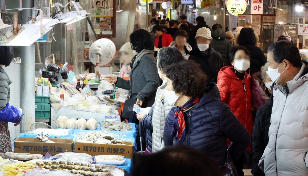 서울의 한 전통시장에서 시민들이 장을 보고 있다. /뉴스1