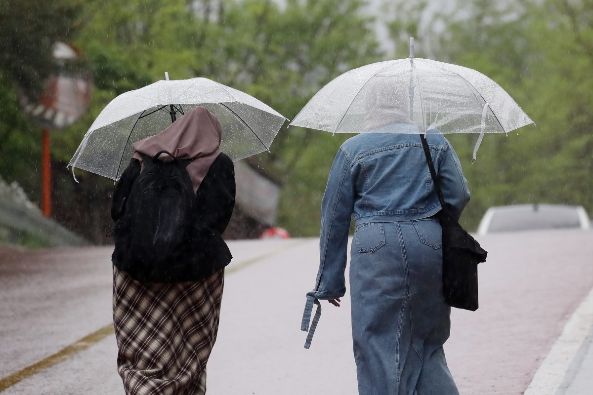 이른 더위를 식혀주는 봄비가 내린 15일 대구의 한 대학교에서 히잡(hijab)을 쓴 외국인 유학생들이 우산을 쓰고 캠퍼스를 걷고 있다. 2024.4.15. 뉴스1